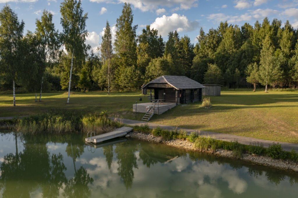 Suitsusaun Kesk-Eestis Järvamaal Toosikannu järve kaldal