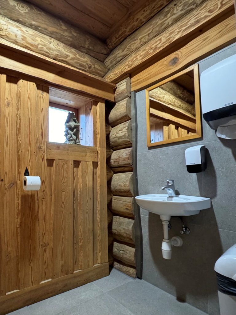 Vene saun ja Majutus_Toosikannu Saunamaja WC