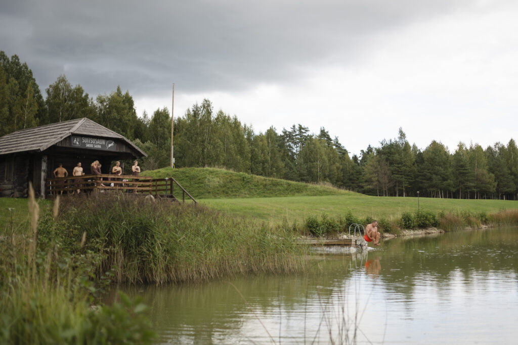 Suitsusaun Kesk-Eestis Järvamaal Toosikannu järve kaldal