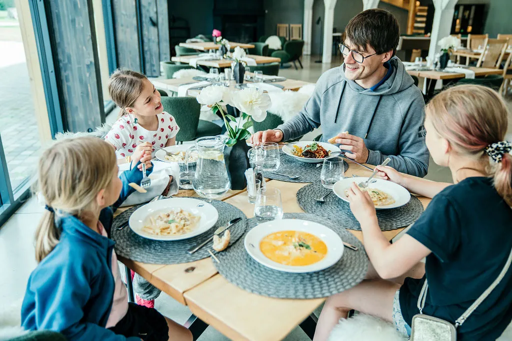 Toosikannu Looduspark kohvik kaminasaal perepuhkus