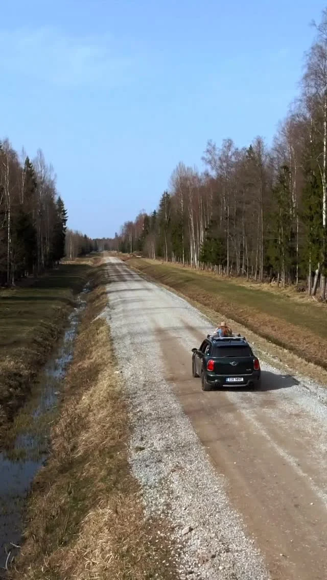 Eesti looduse „must do“ elamus – hirvesafari oma autoga Toosikannu Looduspargis!💚

Soovitame planeerida hirvesafari külastuse oma autoga päeva kõige erilisemasse aega – päikesetõusu või -loojangu ajale. Kuna hirvedel on hetkel pojad, püsivad nad päeval rohkem metsa varjus. Päikesetõusu ja -loojangu ajal on loomad aga aktiivsemad, mistõttu
 on see meie hinnangul parim aeg unustamatuks elamuseks. ✨

Et kogemus oleks täiuslik, jää ööseks. 🌙 
Mais ootab sind hirvesafari eripakett: 
▪️ Majutus 10% soodsamalt 
▪️ Hinna sees kaks hirvesafarit oma autoga – üks varahommikul ja teine õhtul.

PS! Kui soovid hirvesafari eripaketti soodushinnaga, kirjuta meile – edastame sulle sooduskoodi! 💚✨